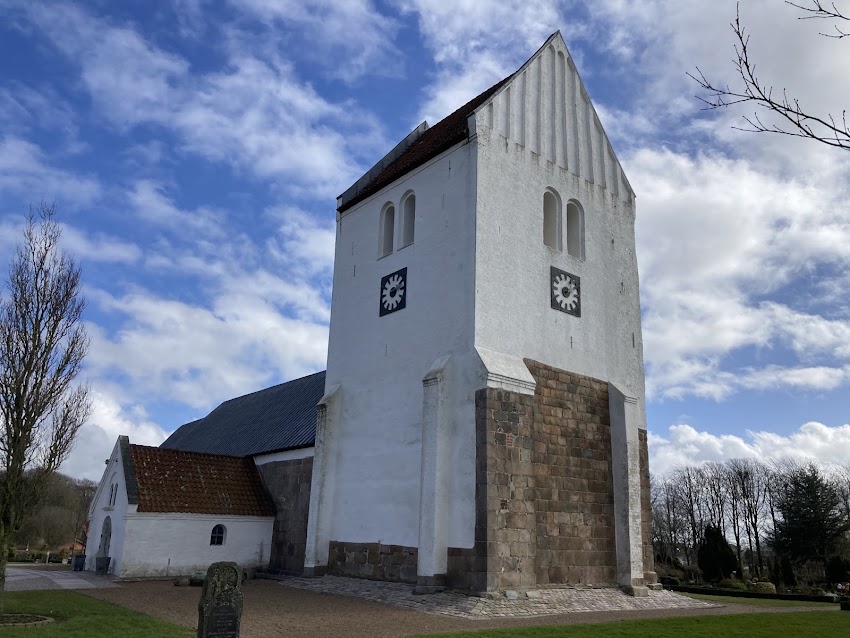 Vrå Kirke